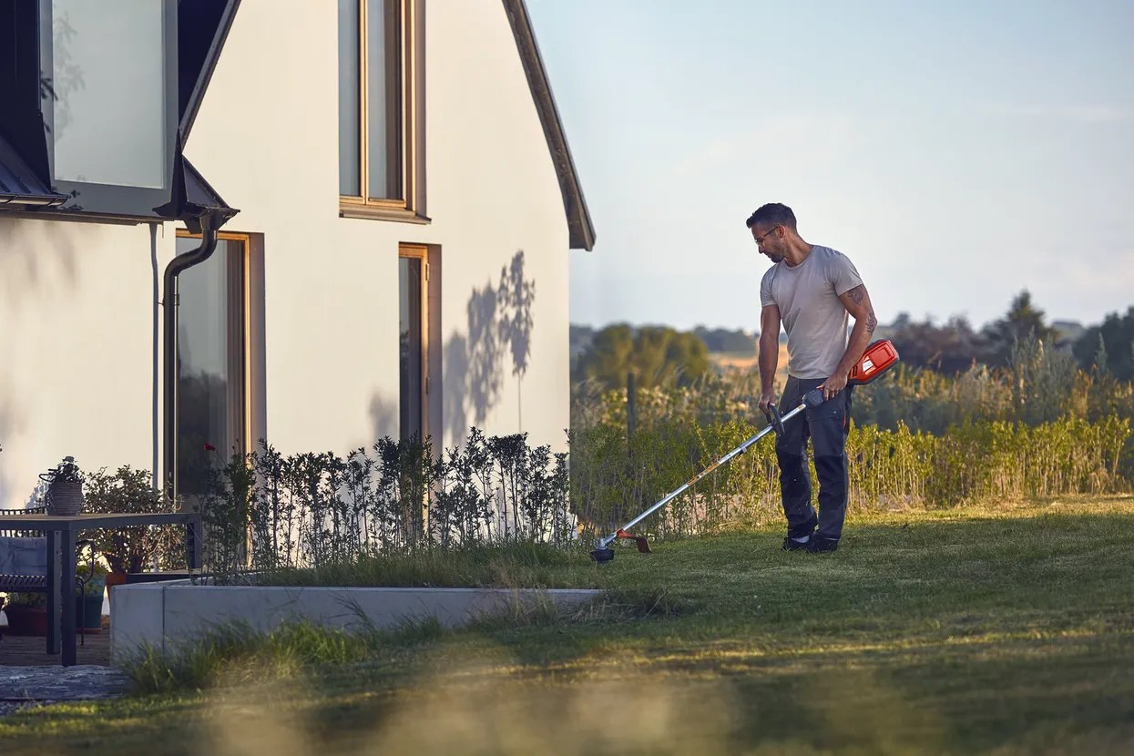 Professionnel utilisant du matériel Husqvarna